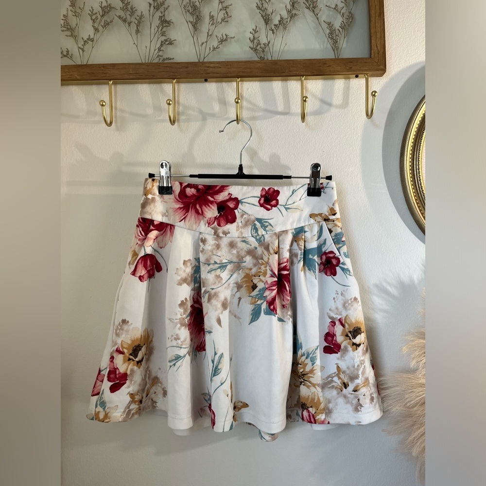 Potters pot floral skirt with pockets size small. Waistband waist. Ruffl…